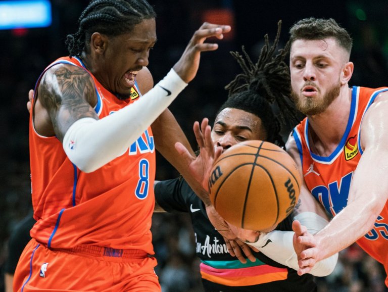 Johnson scores 25 points and Spurs win 7 straight with 130-110 win over Thunder | iNFOnews.ca