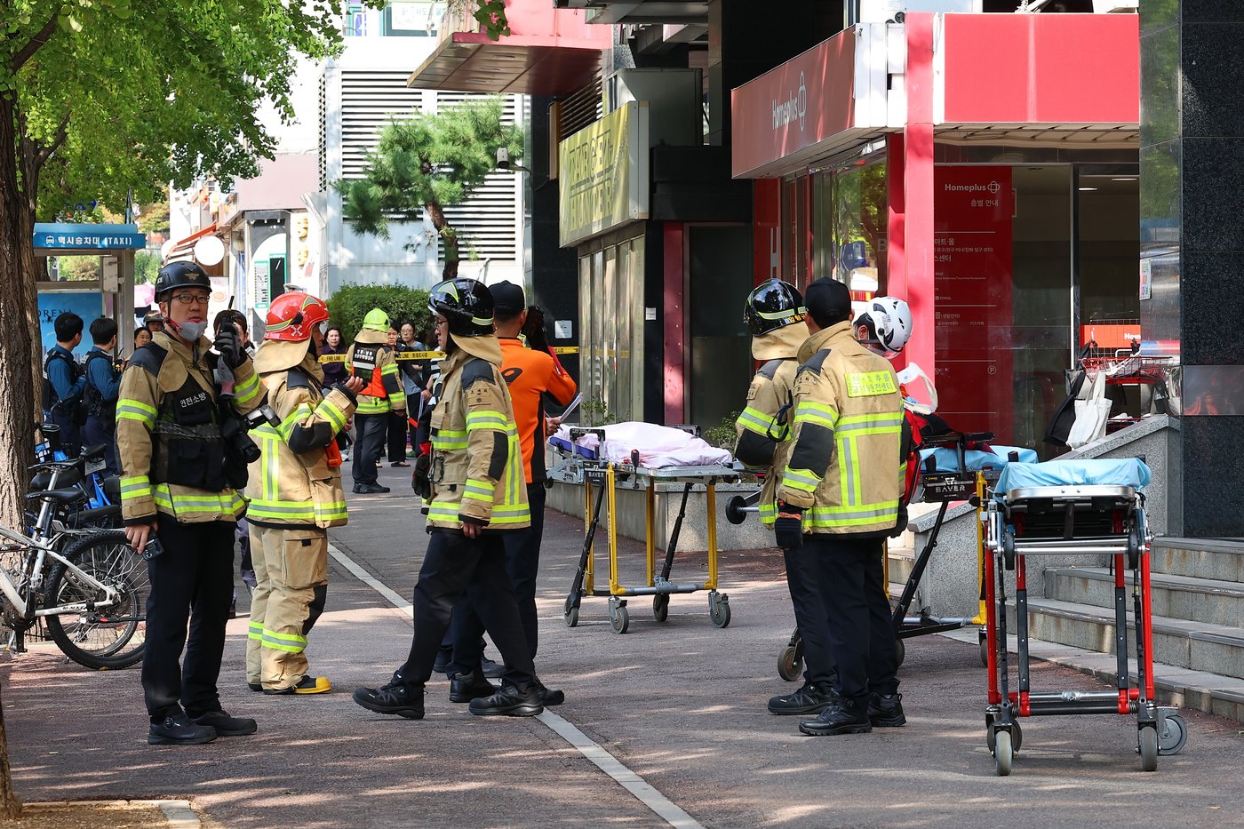 Man stabs at least 8 people in South Korean mall | iNFOnews.ca