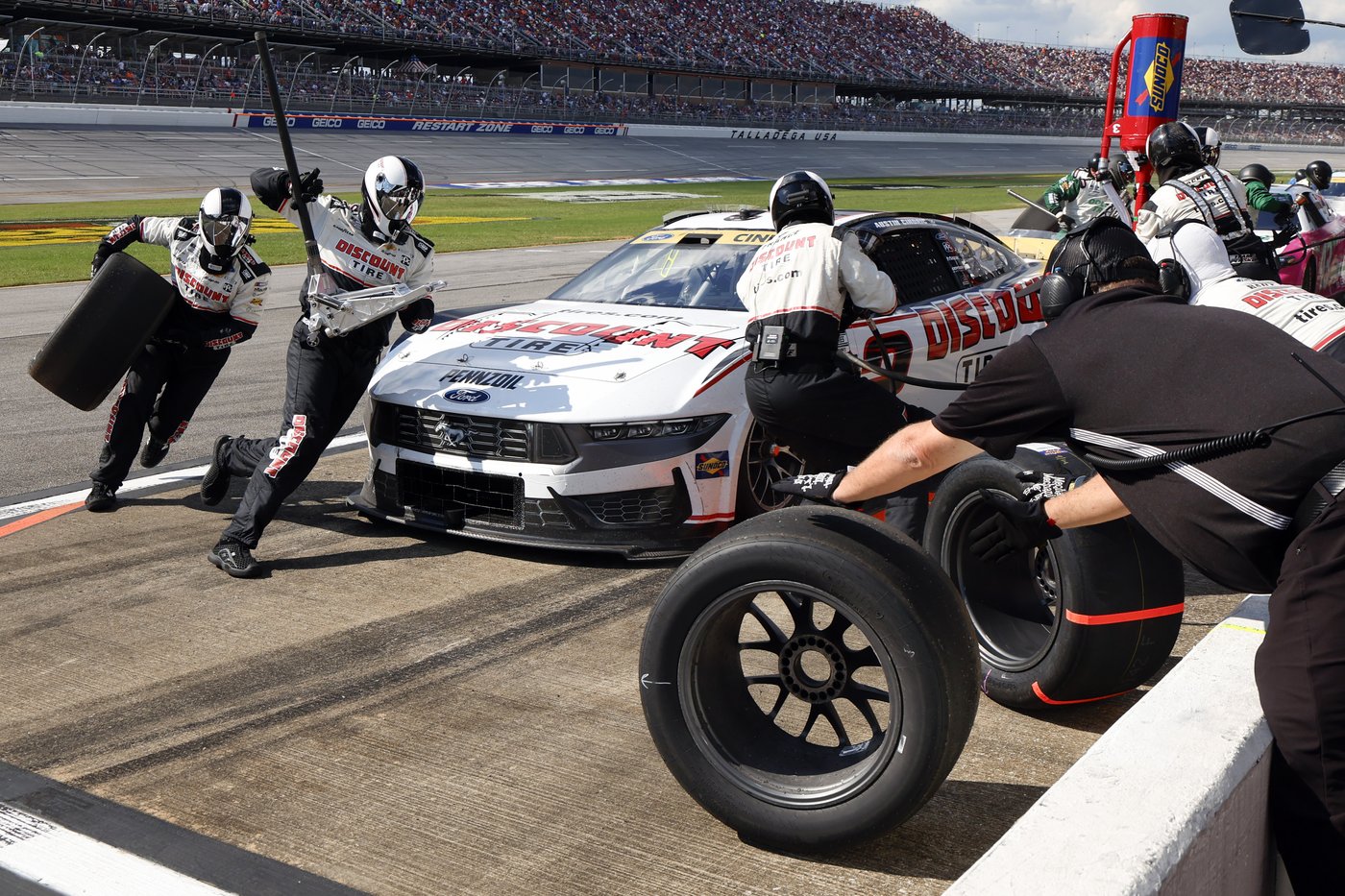 Stenhouse snaps 65-race losing streak after late crash at Talladega scrambles playoff picture | iNFOnews.ca Stenhouse snaps 65-race losing streak after late crash at Talladega scrambles playoff picture | iNFOnews.ca