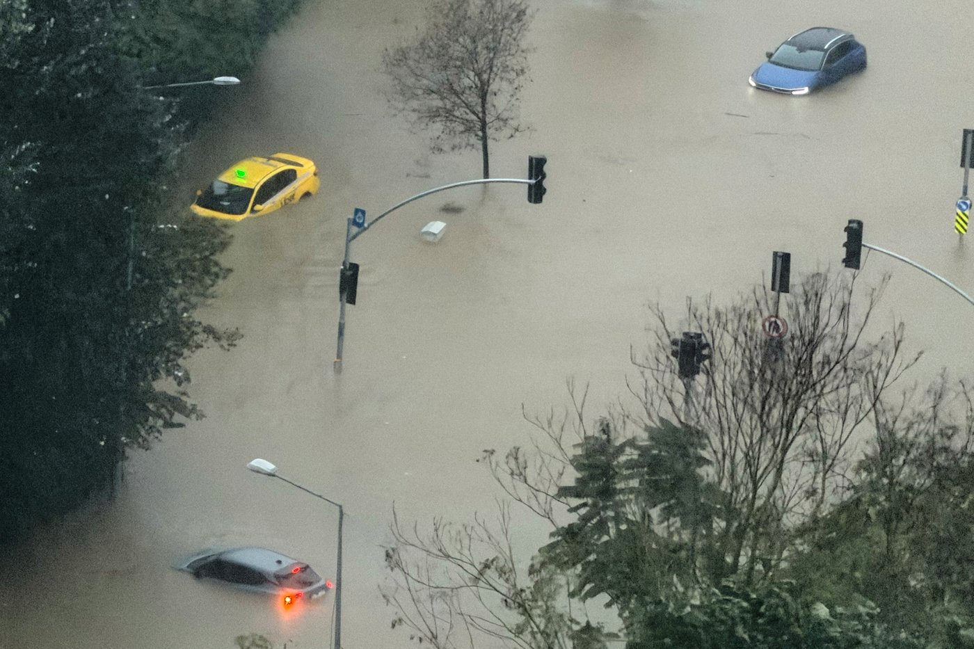 Heavy rain shuts down Istanbul, causing flooding and 2 deaths | iNFOnews.ca