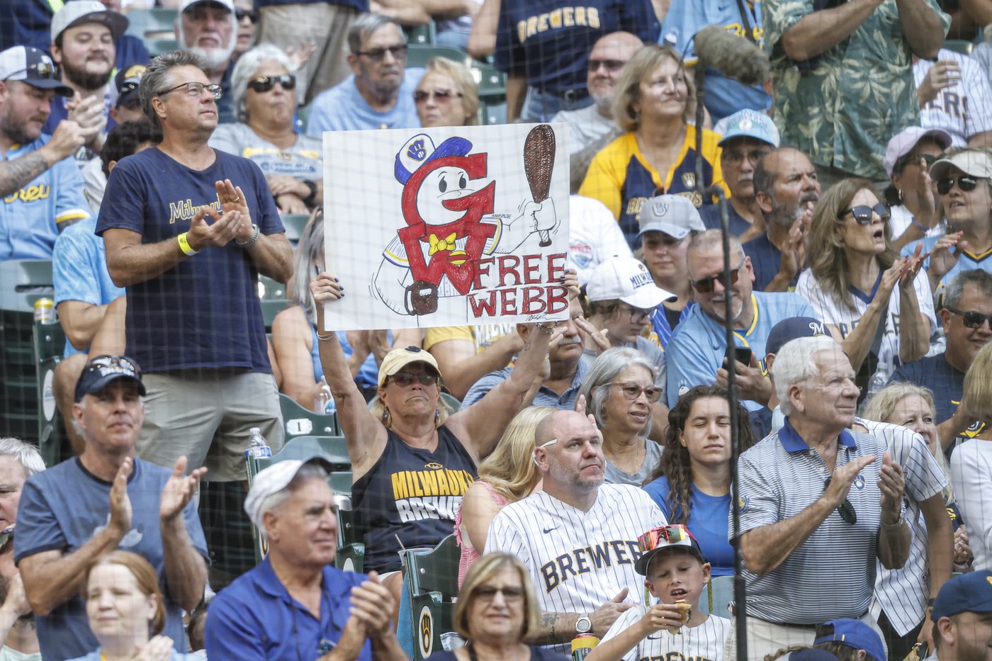 Milwaukee chain offers free burgers after Brewers win 12 straight | iNFOnews.ca