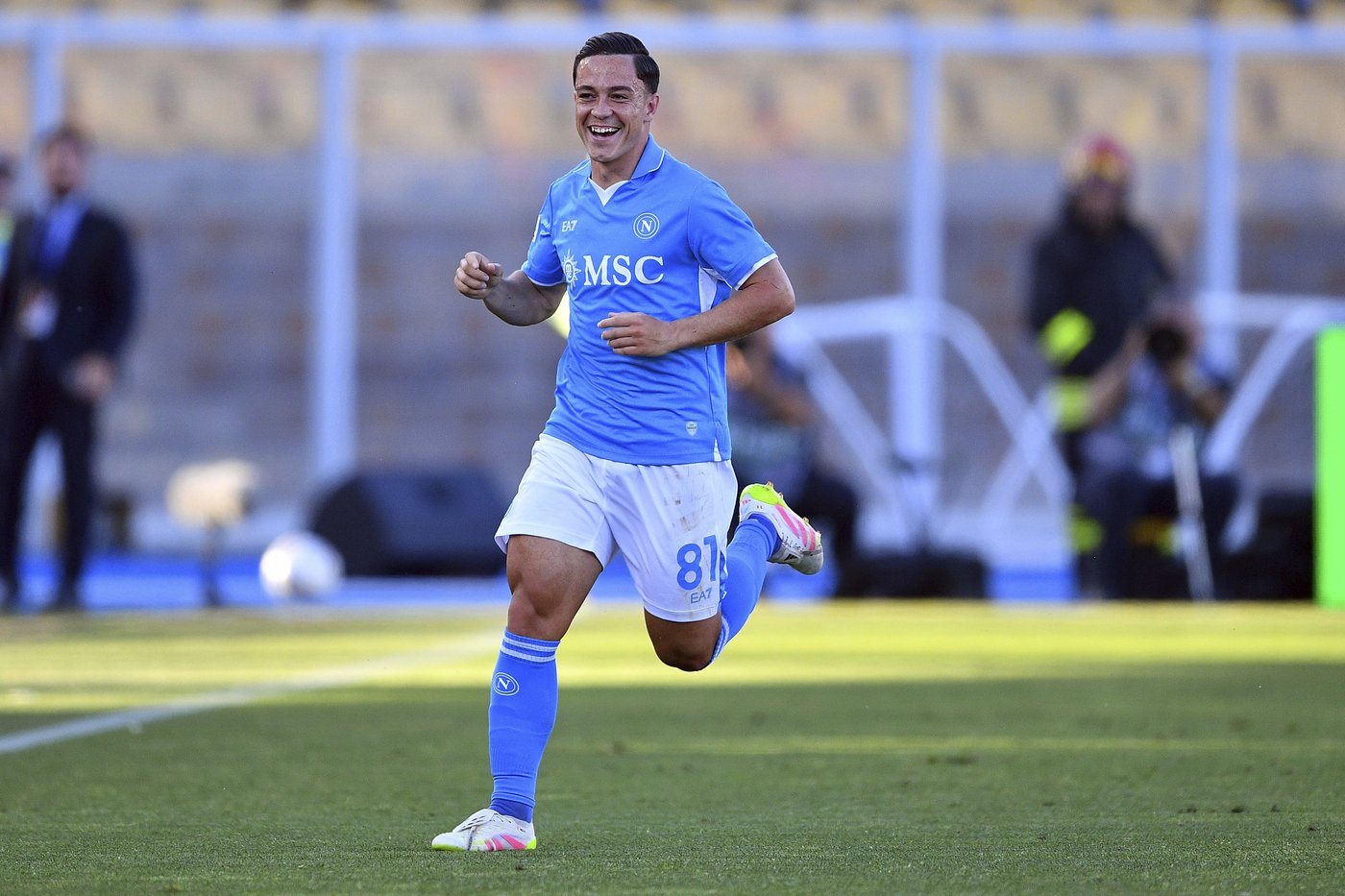 Serie A leader Napoli beats Lecce amid flares and delays to move closer to title | iNFOnews.ca