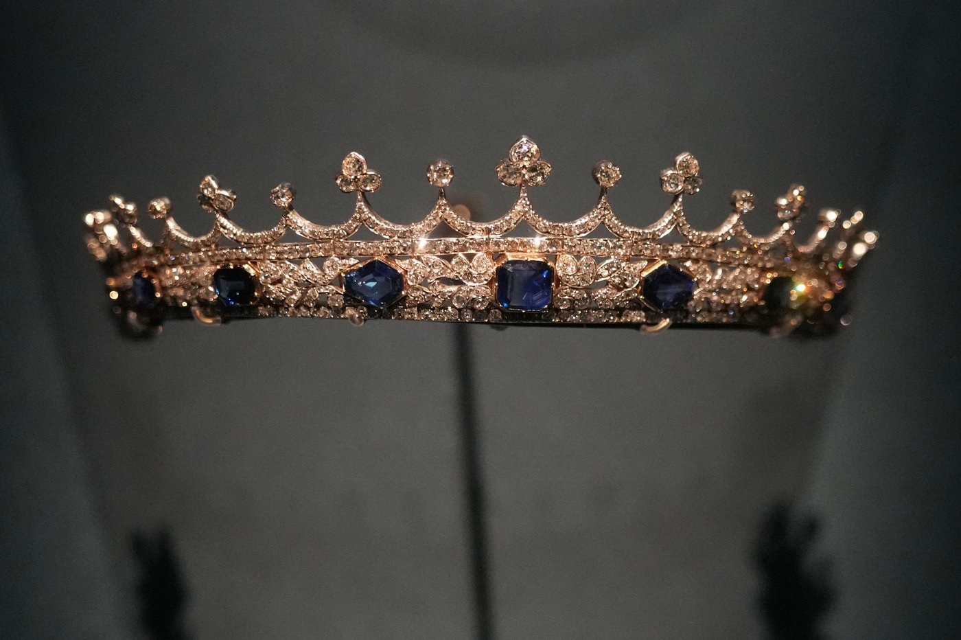 More glittering royal jewels displayed while Paris is still uneasy over the Louvre robbery | iNFOnews.ca
