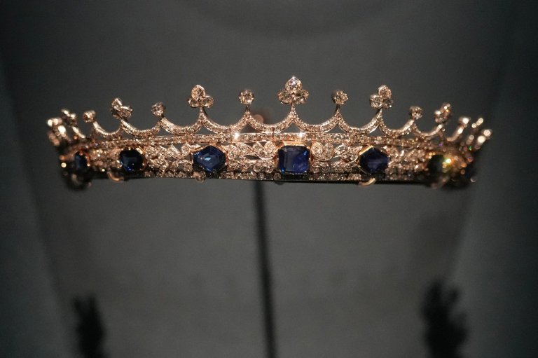 In the shadow of the Louvre heist, Paris opens another royal jewel display nearby | iNFOnews.ca