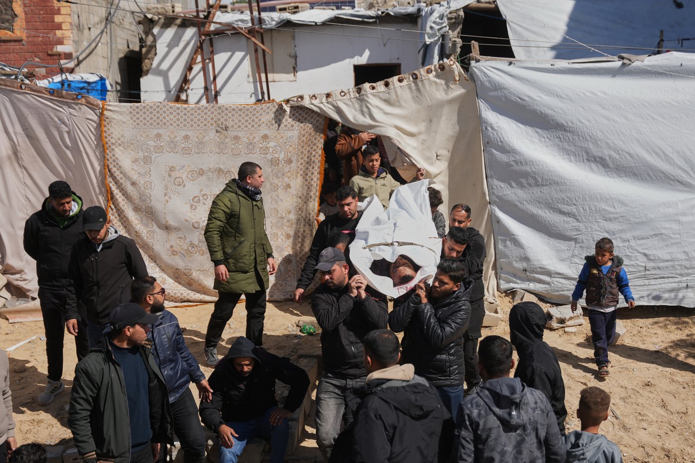 Israel's top court allows aid groups to keep working in Gaza as Israeli strikes kill 5 there | iNFOnews.ca