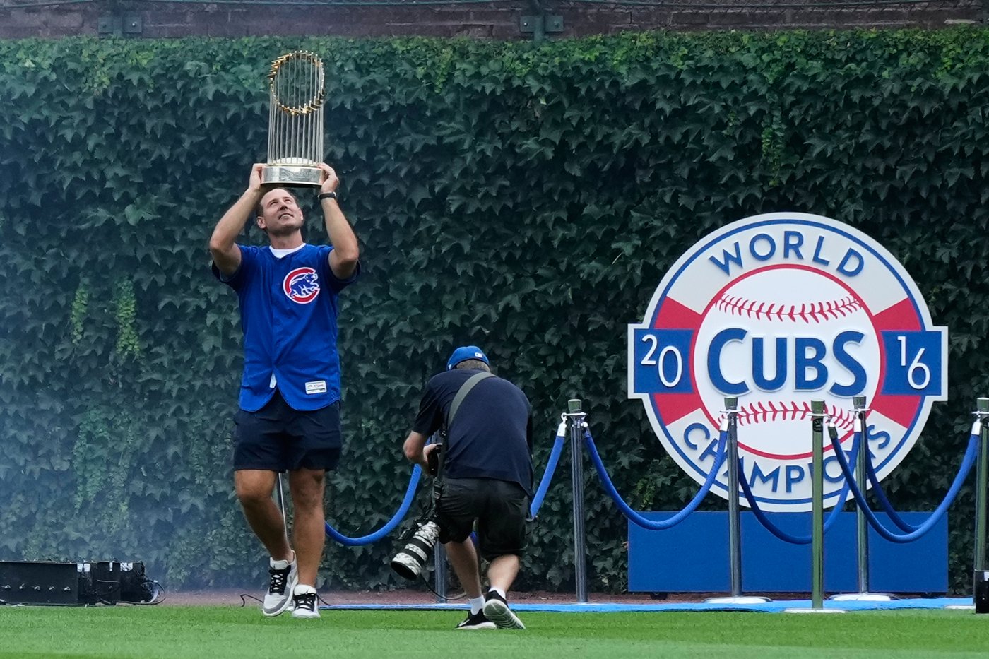 Former Cubs player Anthony Rizzo snares Michael Busch's home run ball in the Wrigley Field bleachers | iNFOnews.ca