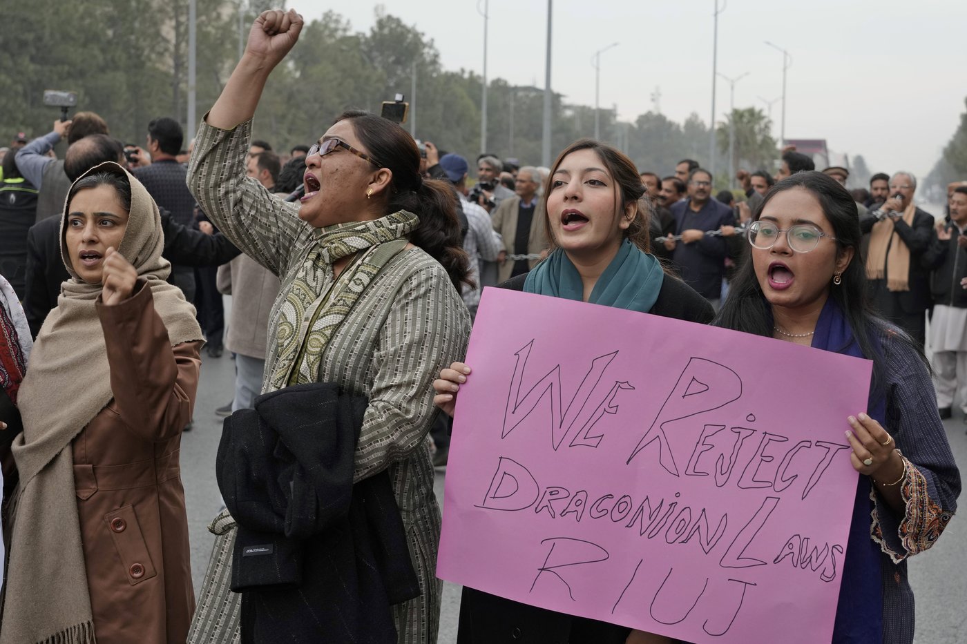 Pakistani journalists protest after Senate passes bill allowing control over social media content | iNFOnews.ca