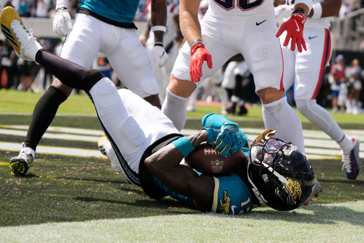 Jaguars end up retrieving football from Travis Hunter's 1st NFL interception after altercation | iNFOnews.ca