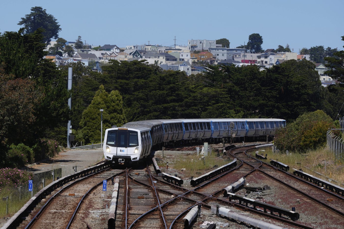 San Francisco region's commuter trains are running again after hours-long stoppage | iNFOnews.ca