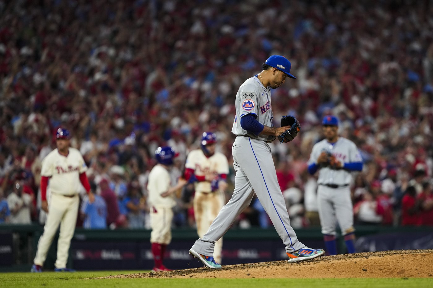 Mets bullpen fails to hold lead in 8th inning, blows Game 2 in 9th to Phillies. | iNFOnews.ca Mets bullpen fails to hold lead in 8th inning, blows Game 2 in 9th to Phillies. | iNFOnews.ca