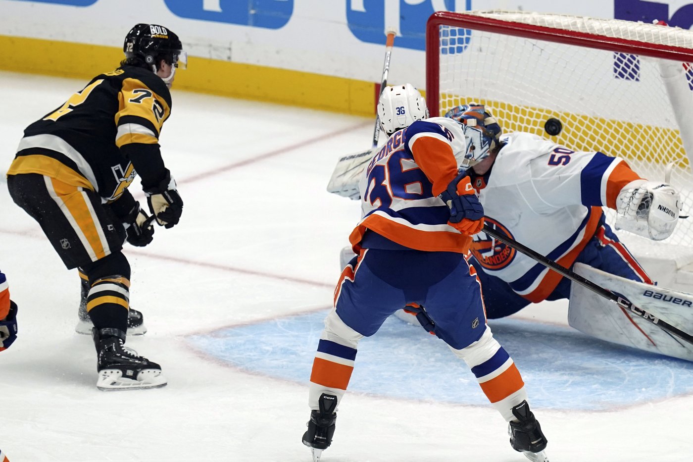 Crosby breaks Lemieux's Penguins career assists record in 3-2 victory over the Islanders | iNFOnews.ca