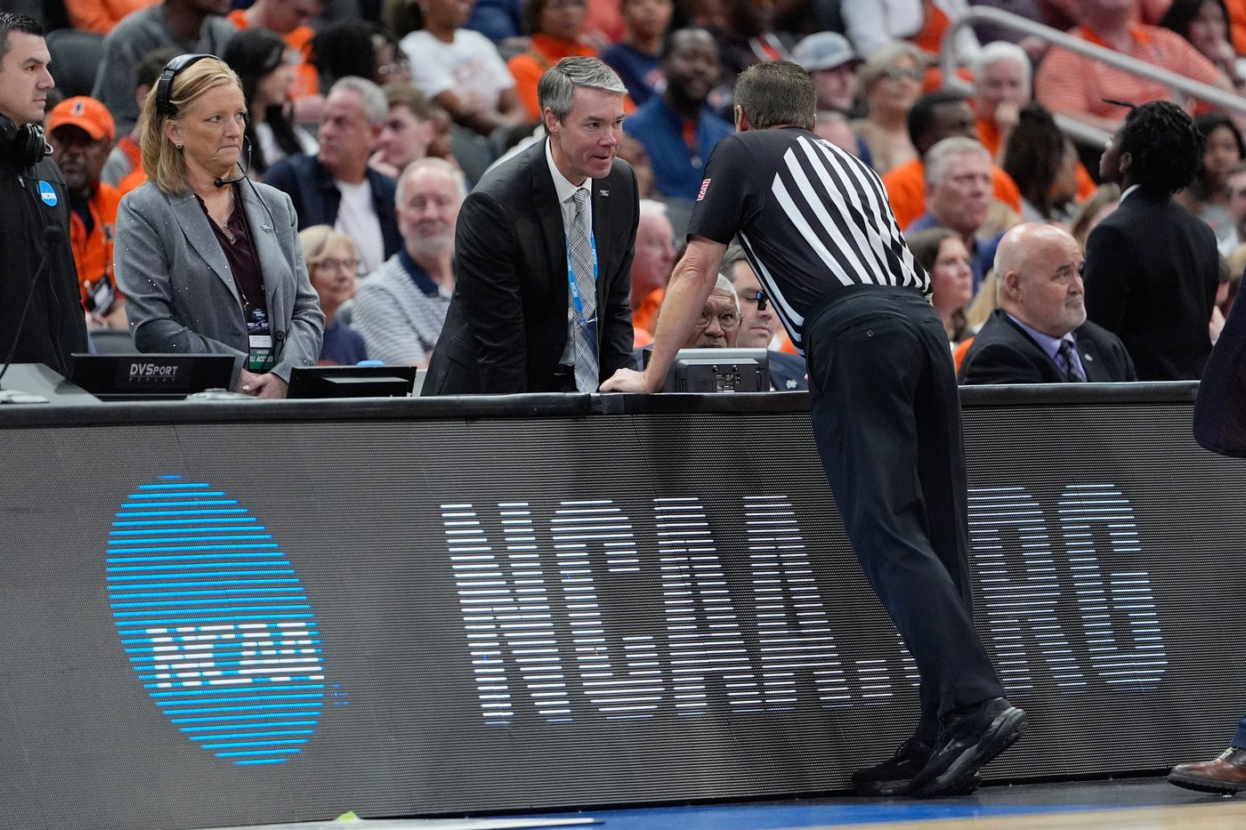 Buzzer sounds nonstop for about 7 minutes, causing delay in Iowa-Illinois March Madness game | iNFOnews.ca
