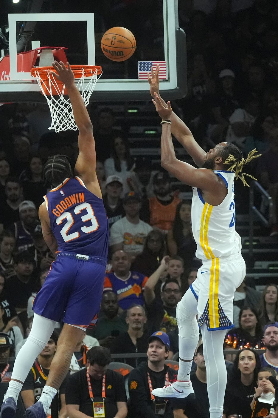 Booker scores 43 points in Suns' 131-122 win over Warriors, who fall to 0-3 | iNFOnews.ca Booker scores 43 points in Suns' 131-122 win over Warriors, who fall to 0-3 | iNFOnews.ca