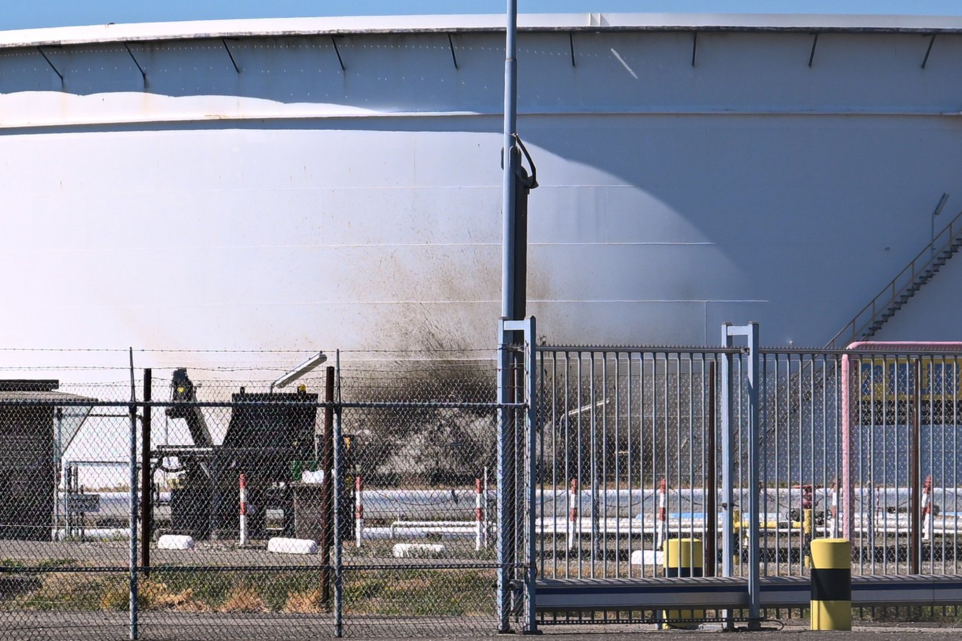Explosion at Dutch port of Rotterdam leaves 1 dead, several injured | iNFOnews.ca Explosion at Dutch port of Rotterdam leaves 1 dead, several injured | iNFOnews.ca