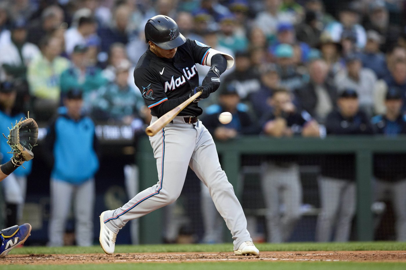 Gilbert leaves start early for Mariners and Moore's error helps Marlins win 8-4 | iNFOnews.ca