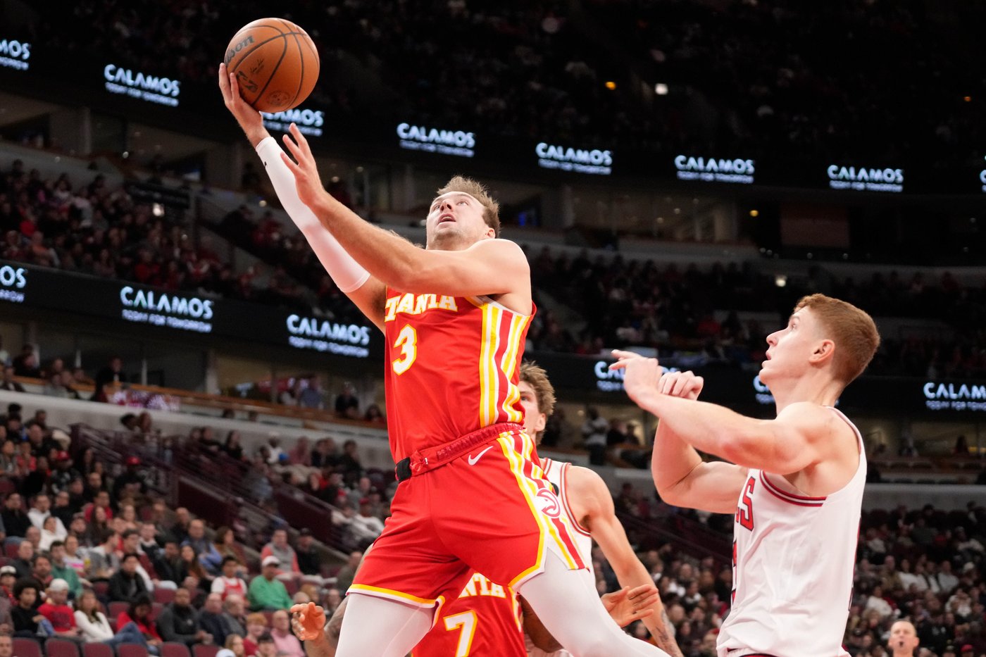 Dosunmu scores 21 points to lead Bulls to 128-123 win over Hawks | iNFOnews.ca