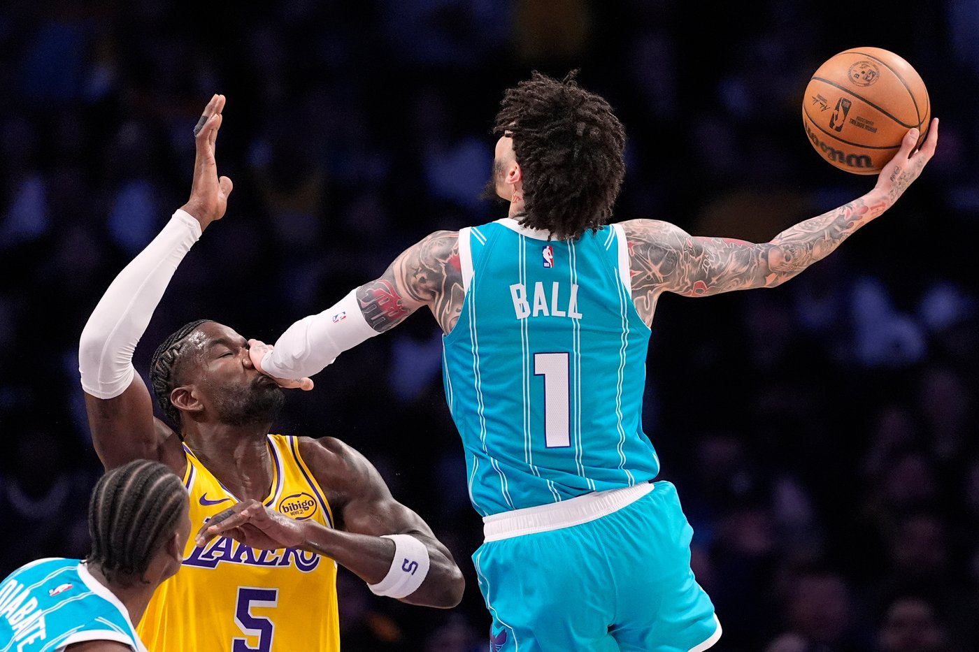 LaMelo Ball hits 9 3-pointers to lead Hornets to surprising 135-117 win over Luka's Lakers | iNFOnews.ca