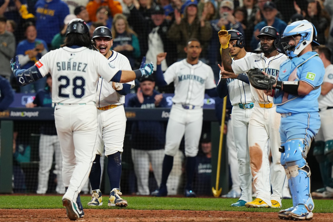 Photo Gallery: Mariners take 3-2 lead in ALCS with 6-2 win in Game 5 | iNFOnews.ca