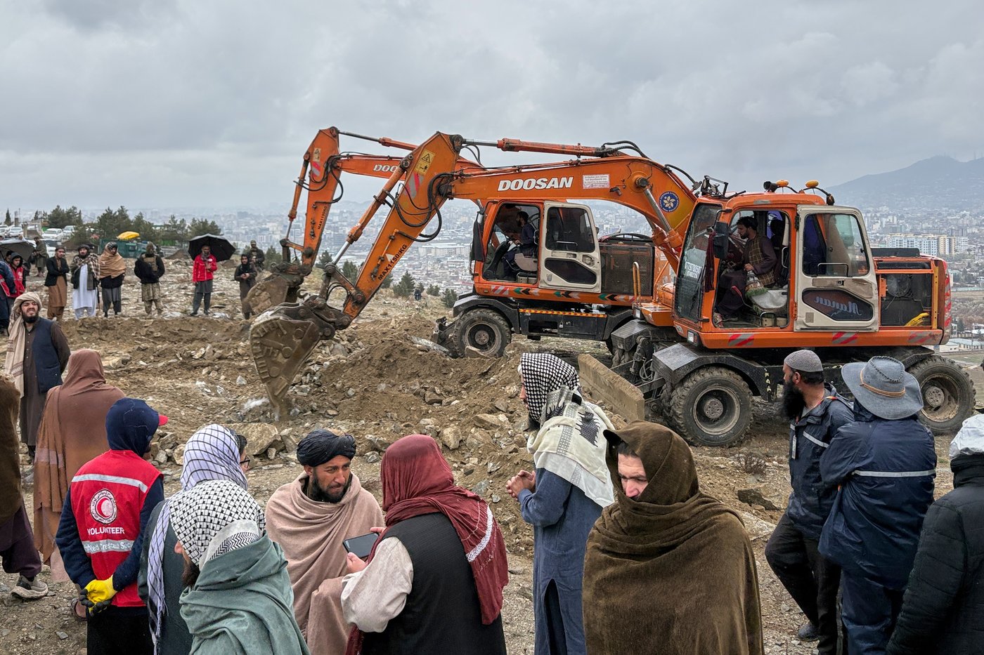 Rescue crews race through rubble after a deadly Kabul airstrike, in photos | iNFOnews.ca