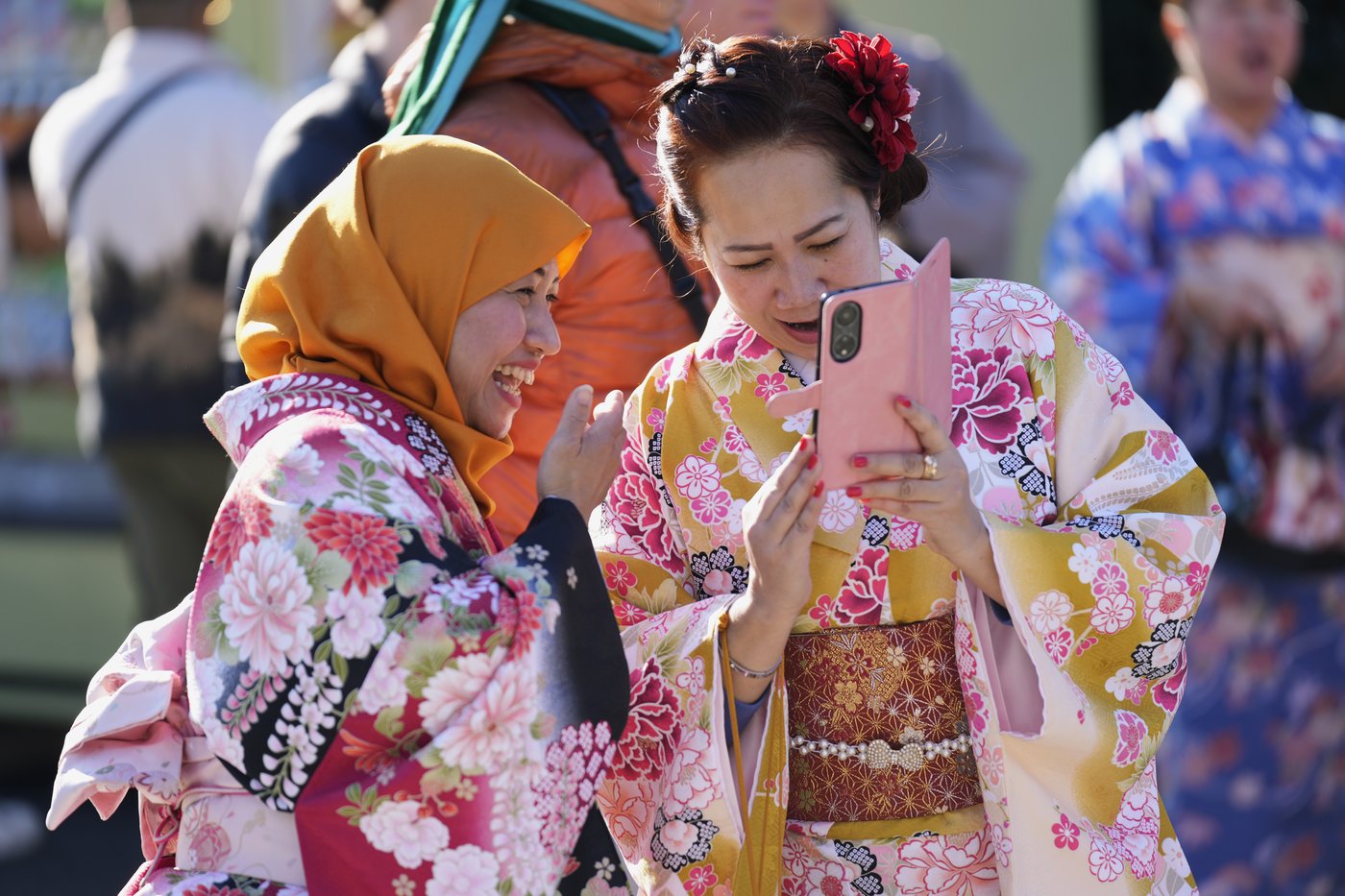 The world welcomes 2025 with light shows, embraces and ice plunges | iNFOnews.ca The world welcomes 2025 with light shows, embraces and ice plunges | iNFOnews.ca