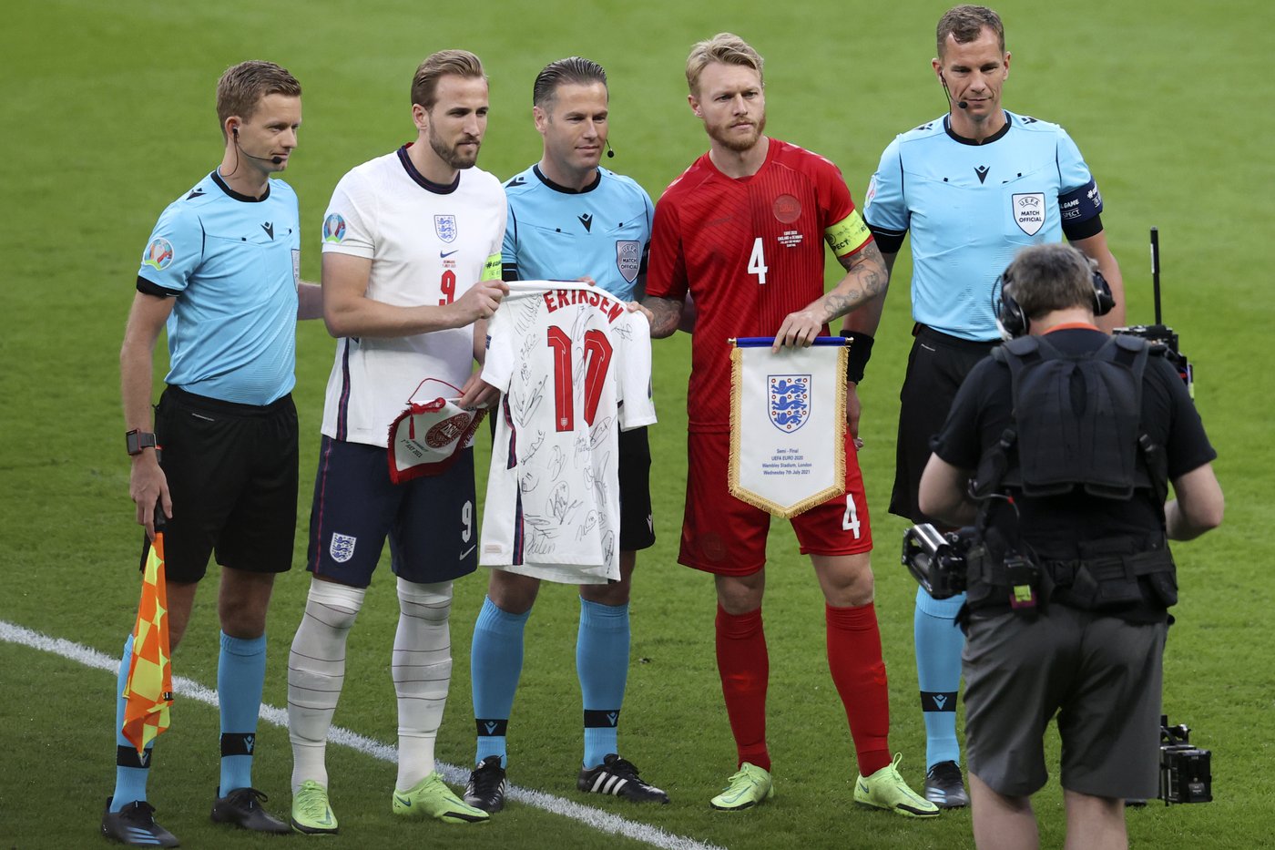 Denmark captain Simon Kjaer, who protected stricken teammate Christian Eriksen, retires from soccer | iNFOnews.ca Denmark captain Simon Kjaer, who protected stricken teammate Christian Eriksen, retires from soccer | iNFOnews.ca