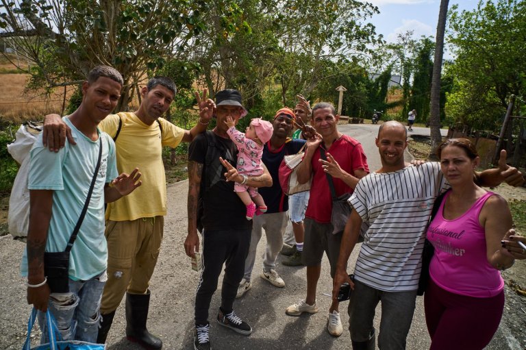 Photos of freed prisoners reuniting with families outside a Cuban prison | iNFOnews.ca