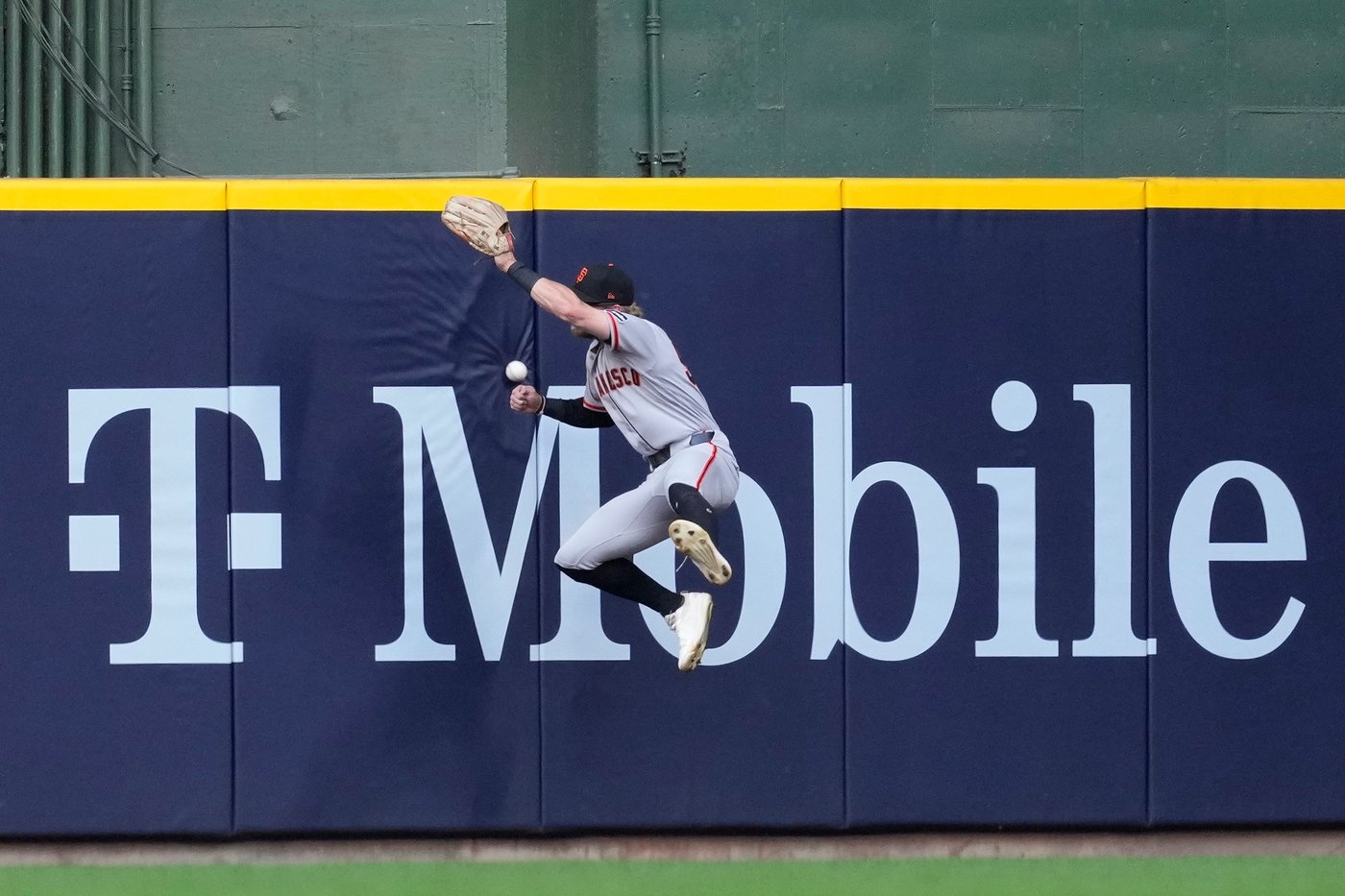 Brice Turang breaks out of his 0-for-21 slump as Brewers trounce Giants 16-2 | iNFOnews.ca