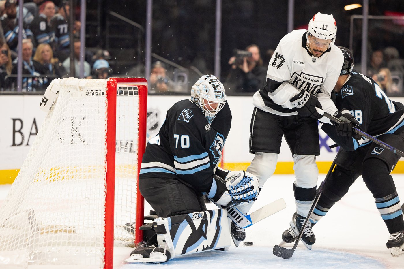 Schmaltz scores in OT to give the Mammoth a 4-3 victory over the Kings | iNFOnews.ca Schmaltz scores in OT to give the Mammoth a 4-3 victory over the Kings | iNFOnews.ca
