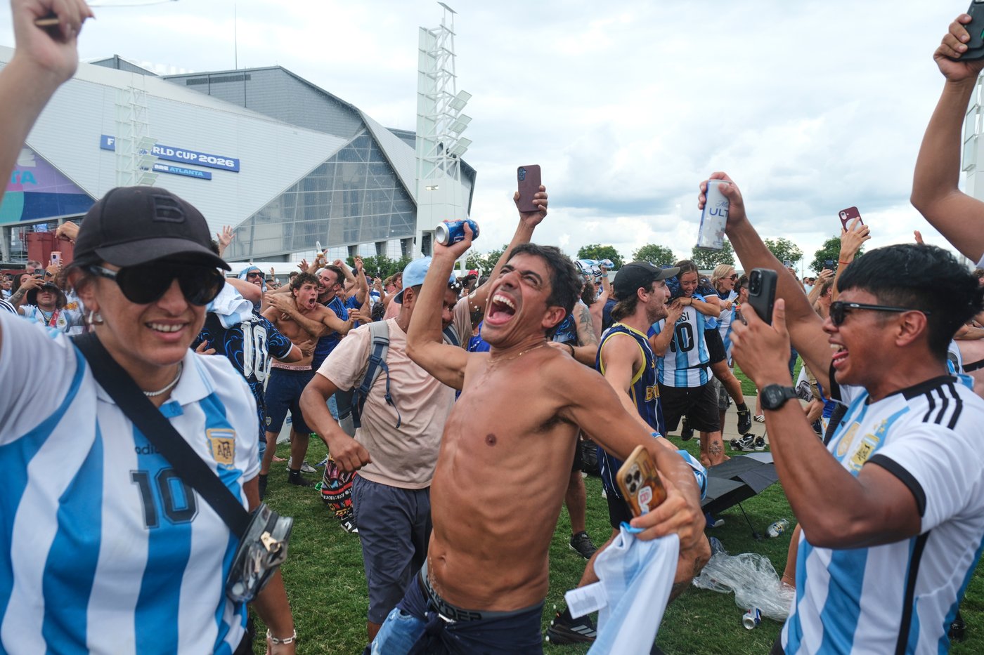 Rumbunctious pro-Argentina crowd makes defending World Cup champions feel at home in Atlanta | iNFOnews.ca Rumbunctious pro-Argentina crowd makes defending World Cup champions feel at home in Atlanta | iNFOnews.ca