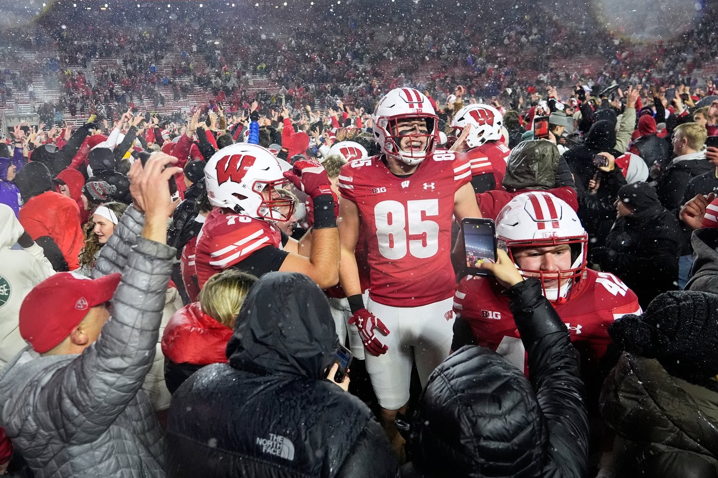 Dominant defense helps Wisconsin snap 6-game skid by upsetting No. 24 Washington 13-10 | iNFOnews.ca