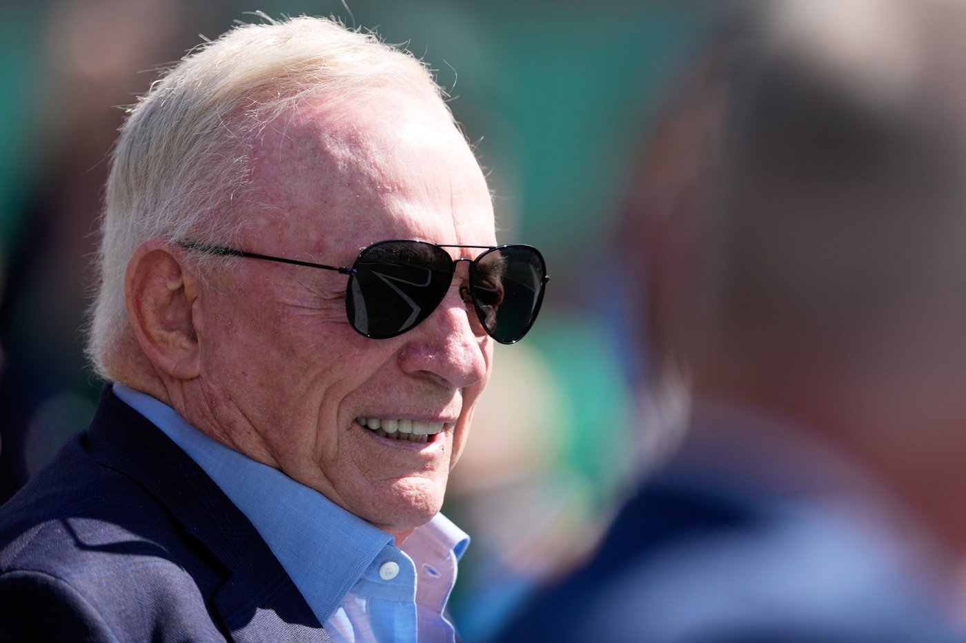Jerry Jones apologizes for obscene gesture toward fans he says was inadvertent | iNFOnews.ca