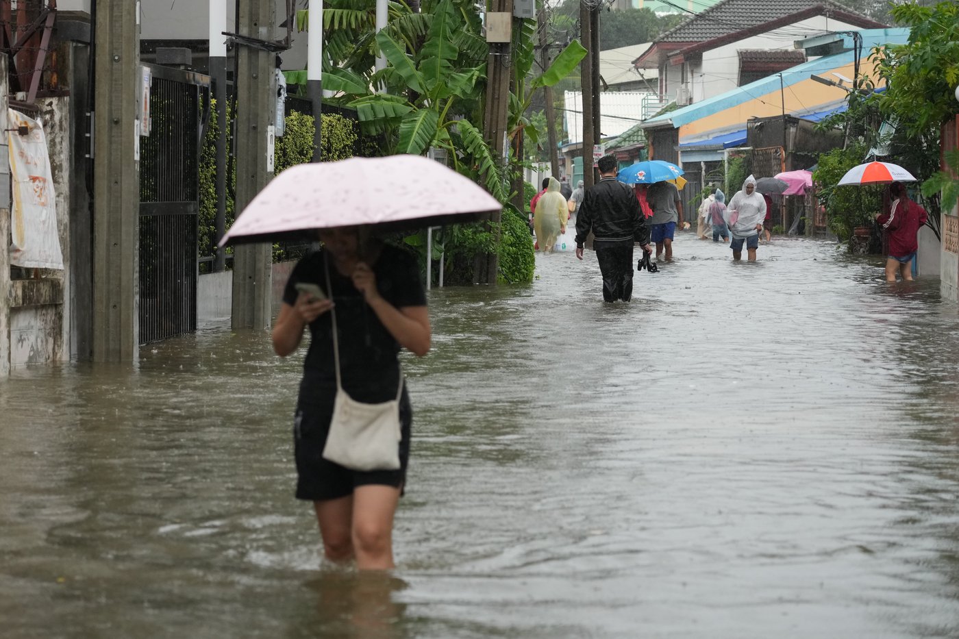 Heavy rain and flooding in Bangkok disrupts traffic and prompts evacuations | iNFOnews.ca