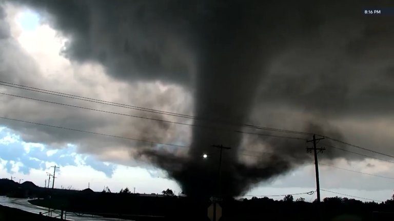 Tornado barrels through Oklahoma, damaging homes and shutting down roads | iNFOnews.ca