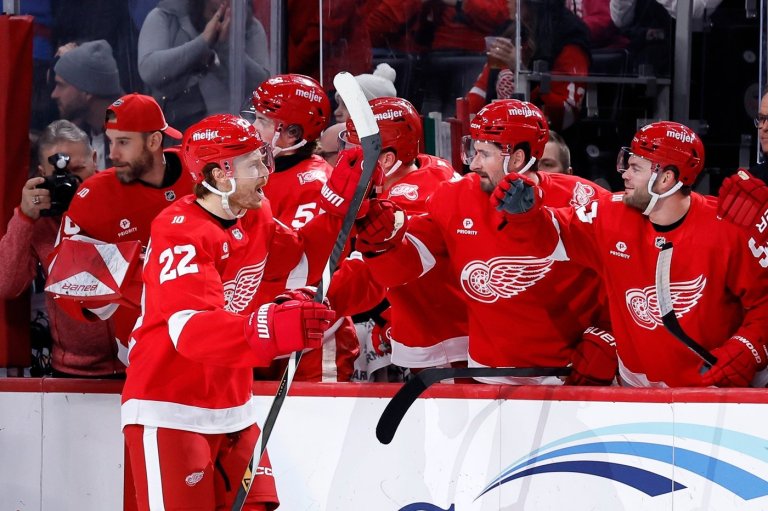 John Gibson makes 24 saves as surging Red Wings beat slumping Jets, 2-1 | iNFOnews.ca