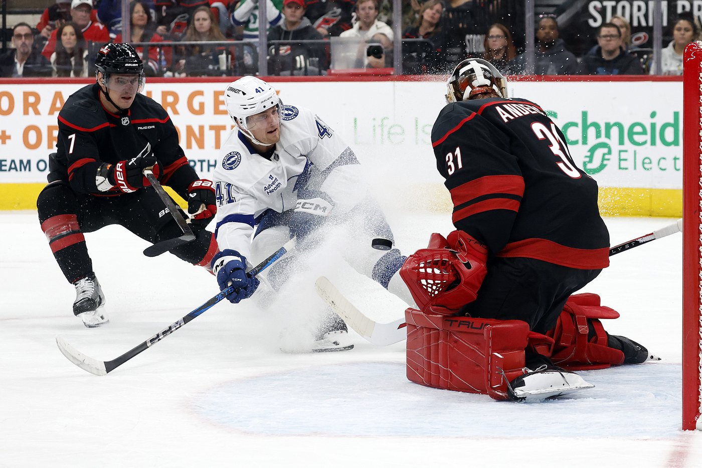 Kucherov scores go-ahead goal, two empty-netters to push Lightning past Hurricanes in season opener | iNFOnews.ca