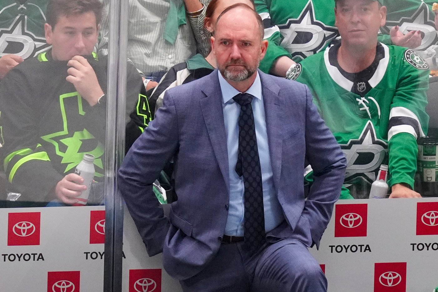 Islanders fire coach Patrick Roy after losing 4 in a row, name Peter DeBoer his replacement | iNFOnews.ca