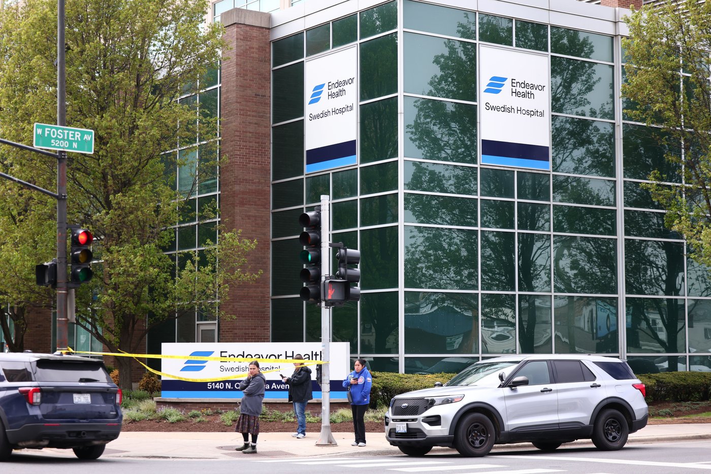Officer killed, another critically injured in Chicago hospital shooting, police say | iNFOnews.ca