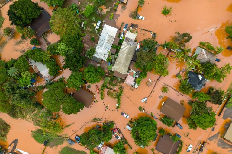 Hawaii digs out from another round of flooding after a surprise downpour, in photos | iNFOnews.ca