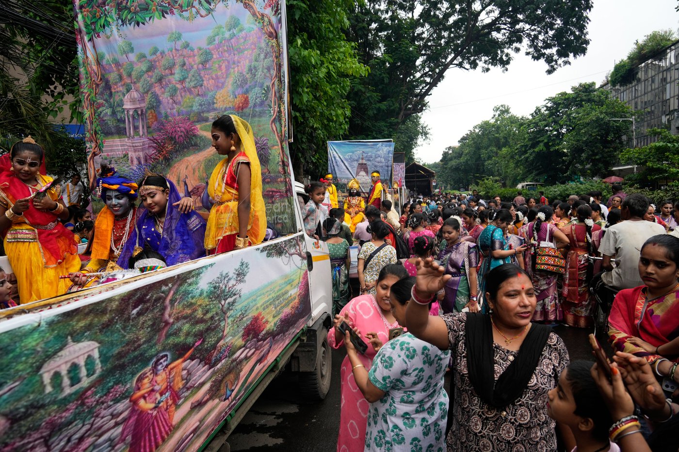 Crowd surge at Hindu festival in India leaves 1 dead and many hospitalized | iNFOnews.ca Crowd surge at Hindu festival in India leaves 1 dead and many hospitalized | iNFOnews.ca