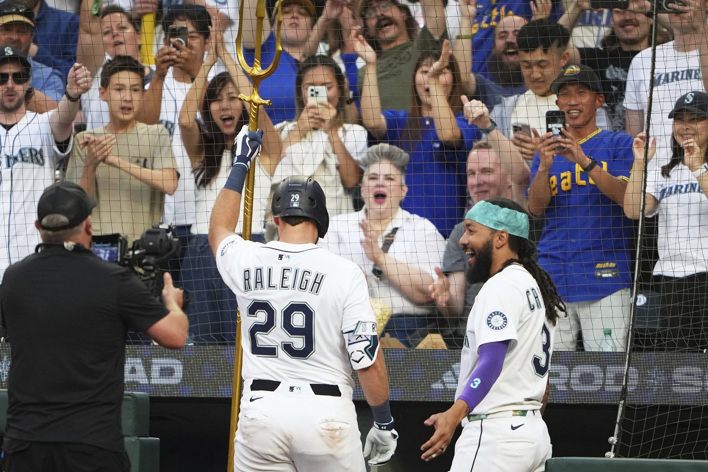 Raleigh's 39th home run leads Mariners to snap Brewers' 11-game win streak | iNFOnews.ca Raleigh's 39th home run leads Mariners to snap Brewers' 11-game win streak | iNFOnews.ca
