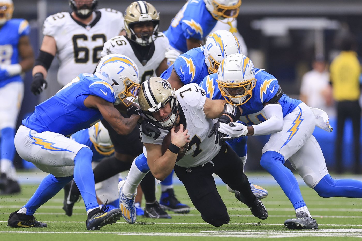 Panthers look to slow down QB Derek Carr, who's expected to start after missing 3 games with injury | iNFOnews.ca