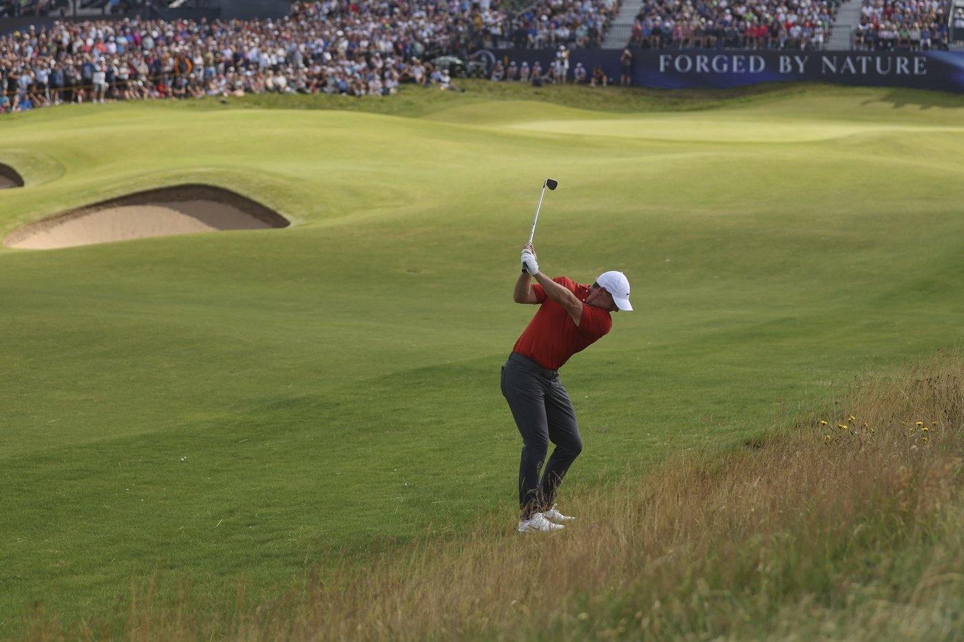 Trick shot: McIlroy charge at British Open derailed in bizarre fashion | iNFOnews.ca
