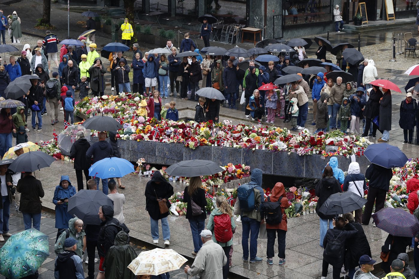 Norwegians line up at memorials remembering the late King Harald V. Funeral set for Sept 9 | iNFOnews.ca