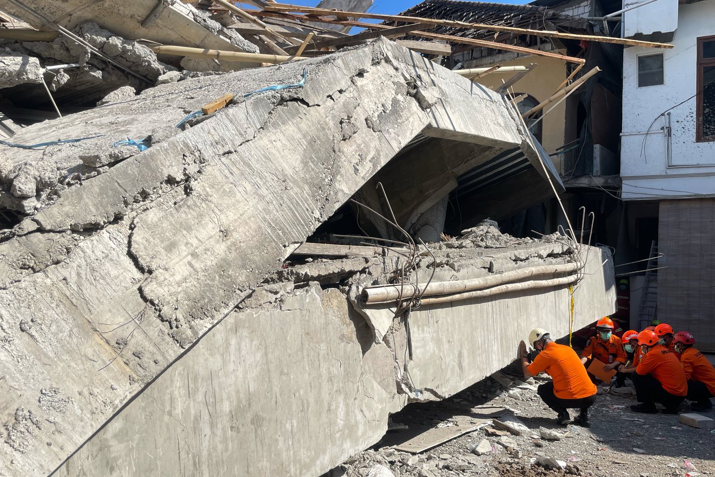 Indonesian rescue workers 'racing against time' in search for dozens in rubble of collapsed school | iNFOnews.ca Indonesian rescue workers 'racing against time' in search for dozens in rubble of collapsed school | iNFOnews.ca