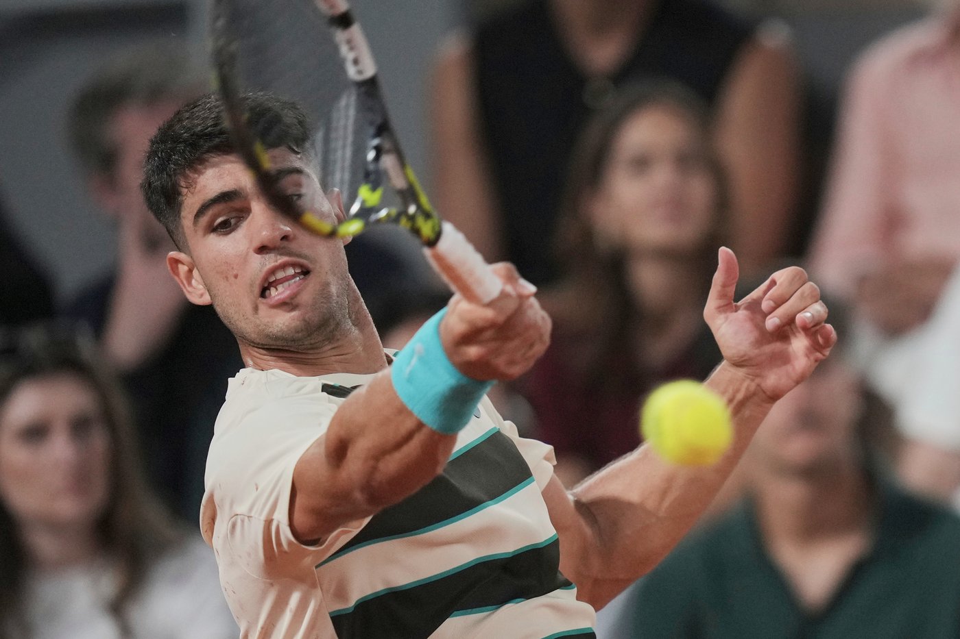French Open: Swiatek and Sabalenka reach fourth round without dropping a set but Alcaraz labors | iNFOnews.ca French Open: Swiatek and Sabalenka reach fourth round without dropping a set but Alcaraz labors | iNFOnews.ca