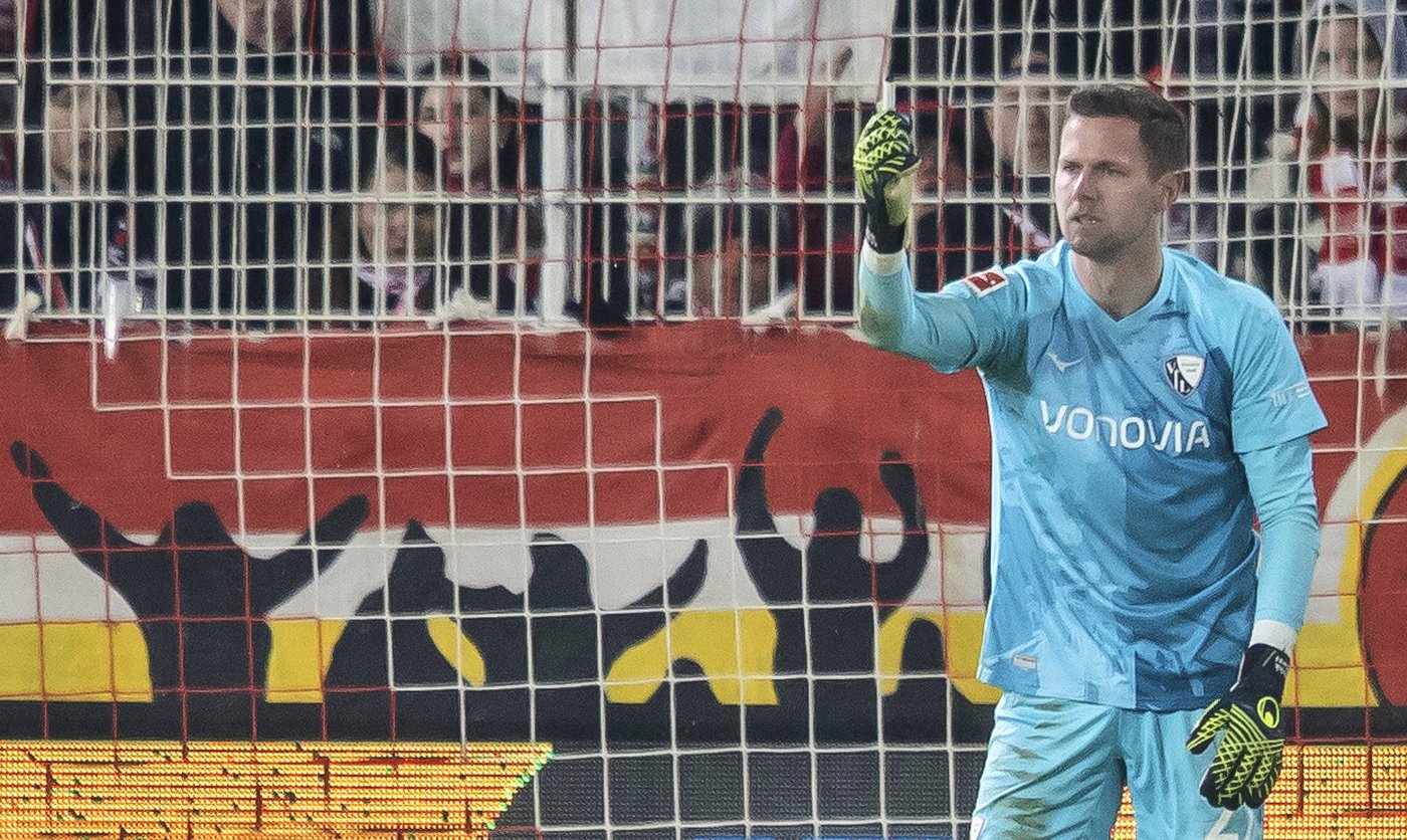 Goalkeeper struck by object so Bundesliga teams finish game without attacking | iNFOnews.ca
