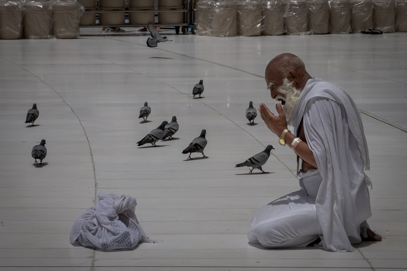 Muslims begin the annual Hajj in sweltering heat against a backdrop of war concerns | iNFOnews.ca