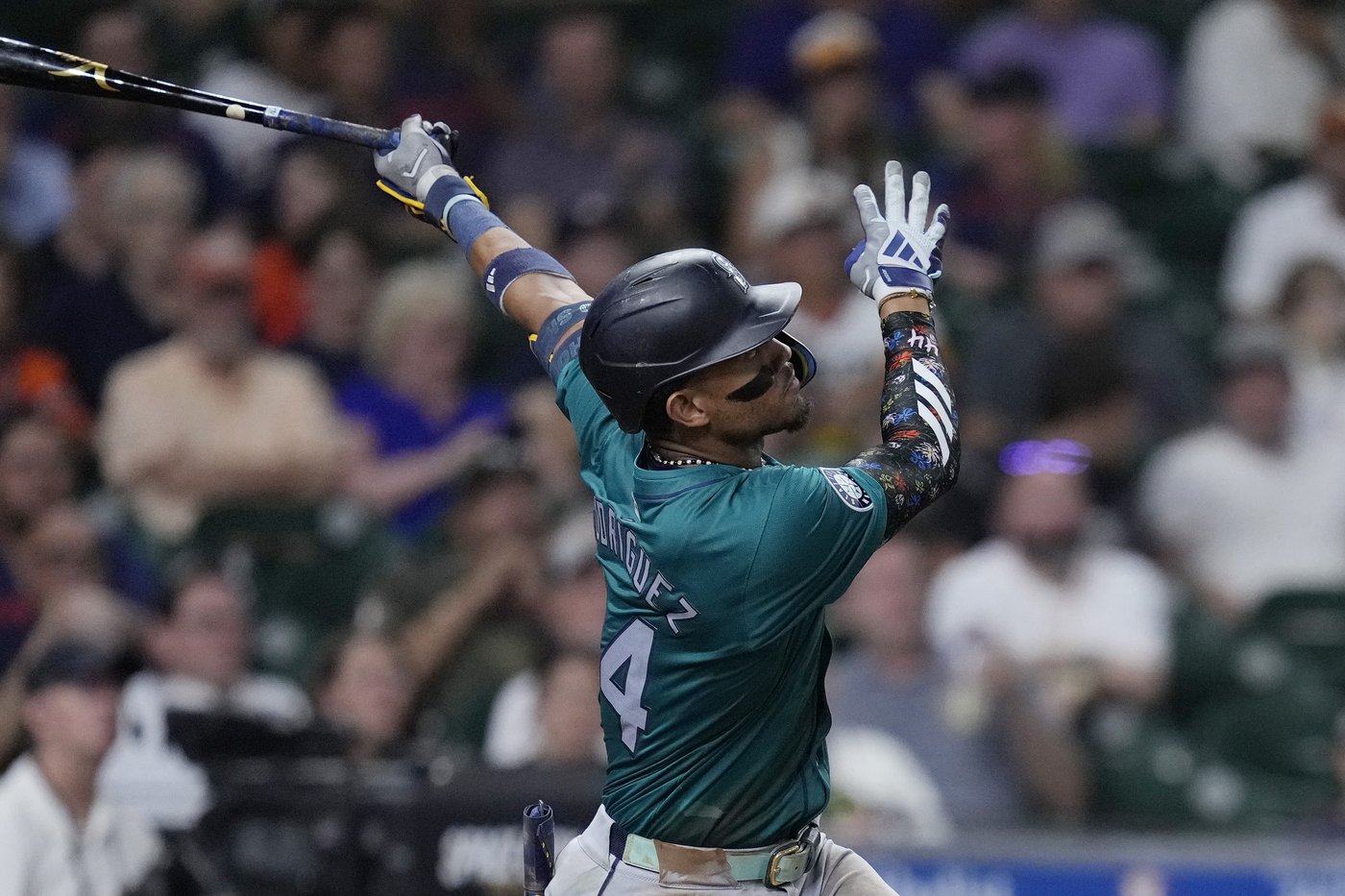 Miller throws 7 shutout innings as Mariners prevent Astros from clinching AL West with 6-1 win | iNFOnews.ca