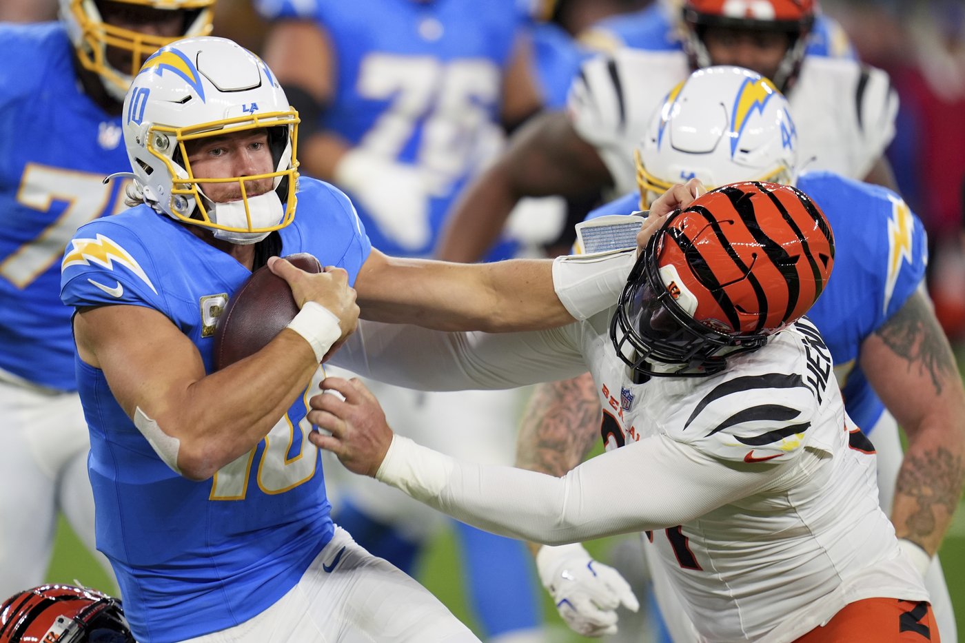 Chargers beat Bengals 34-27 on Dobbins' late TD after squandering 21-point lead | iNFOnews.ca Chargers beat Bengals 34-27 on Dobbins' late TD after squandering 21-point lead | iNFOnews.ca