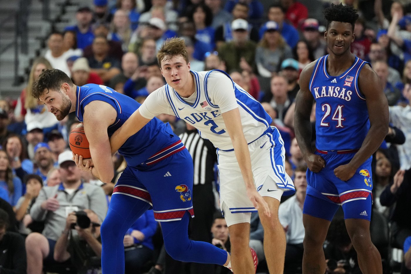 No. 1 Kansas holds off No. 11 Duke 75-72 after Dickinson ejected in the Vegas Showdown | iNFOnews.ca